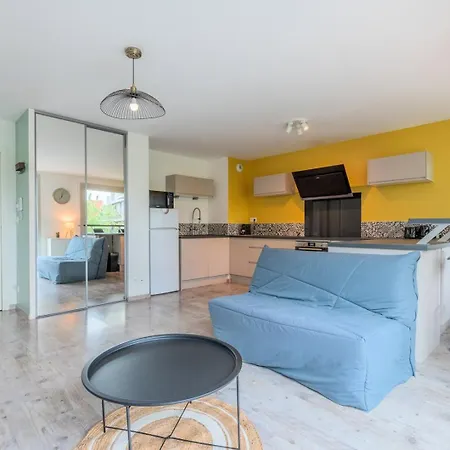 Apartment Near Metro With Parking & Balconies *